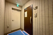 扉を開くと明るく暖かなお部屋がまっております。側面にはシューズボックスがついています。
