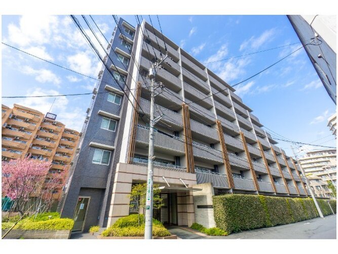 重厚なイメージを受けるマンション。住むほどにその印象が誇らしくなります。