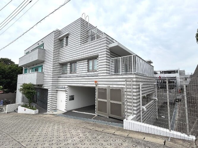 閑静な住宅街に佇むマンション。柔らかい色調とマットな素材が穏やかな雰囲気を奏でます。