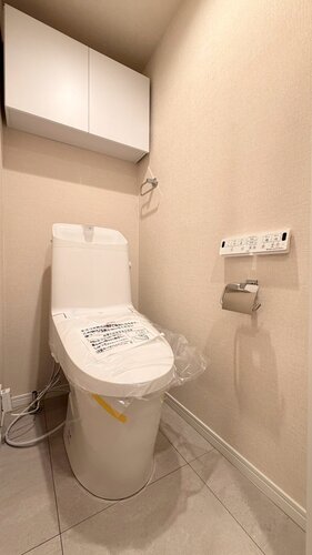 【トイレ】トイレットペーパー等の収納に便利な吊戸棚付! 【トイレ】トイレットペーパー等の収納に便利な吊戸棚付!
