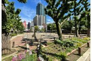 緑や花壇が綺麗に整えられた広々とした公園が近隣にございます！お子様が元気いっぱいに走り回れる開放的な空間で、ベンチも設置されています♪お散歩や休日のお出かけスポットとして心地よく活用できますね！