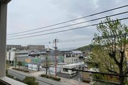 柔らかな風と穏やかな陽だまりの下に広がる街並みを眺めながら一息つけます。 柔らかな風と穏やかな陽だまりの下に広がる街並みを眺めながら一息つけます。