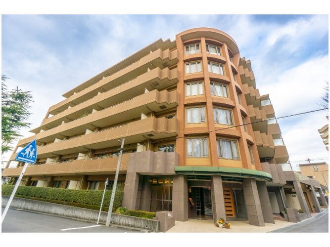 重厚なイメージを受けるマンション。住むほどにその印象が誇らしくなります。