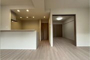 引き戸を全開にするとリビングの一部に。引き戸で仕切って独立したお部屋としても利用できます。 引き戸を全開にするとリビングの一部に。引き戸で仕切って独立したお部屋としても利用できます。
