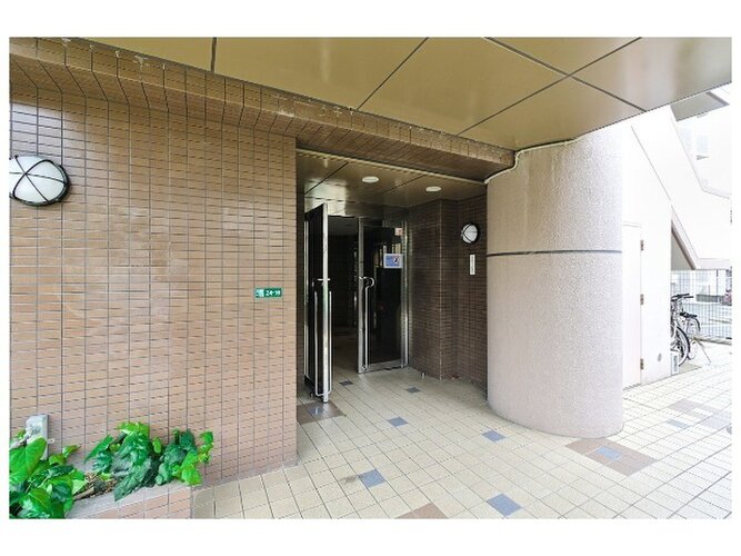 統一した色調でデザインされたマンションは周囲と調和した景観を生み出しています。