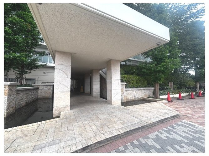 屋根がある広々としたエントランスアプローチです！