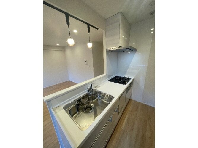 使い勝手の良い3口コンロとおしゃれなペンダントライトが付いたシステムキッチンです!作業スペースが広く取られており、本格的なお料理にも挑戦できます!シンクも大きめで、食後の片付けもスムーズです♪ 使い勝手の良い3口コンロとおしゃれなペンダントライトが付いたシステムキッチンです!作業スペースが広く取られており、本格的なお料理にも挑戦できます!シンクも大きめで、食後の片付けもスムーズです♪