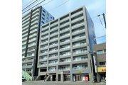 都市的なデザインが目を引く、洗練された高層マンションの外観です！しっかりとした鉄筋コンクリート造で、防音性や耐震性にも優れています！周辺環境も整っており、毎日の通勤通学にも便利な立地です！