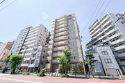隙のないフォルムを包み込む植栽に囲まれたマンション。綺麗に手入れされております。 隙のないフォルムを包み込む植栽に囲まれたマンション。綺麗に手入れされております。