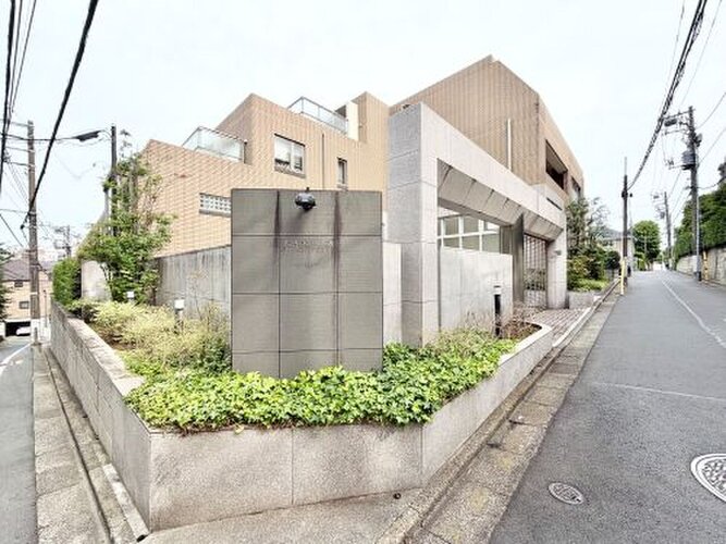 東京メトロ千代田線 「代々木公園」駅まで徒歩10分、３路線４駅利用可能