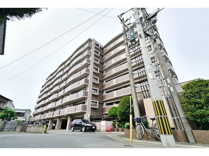 統一した色調でデザインされたマンションは周囲と調和した景観を生み出しています。