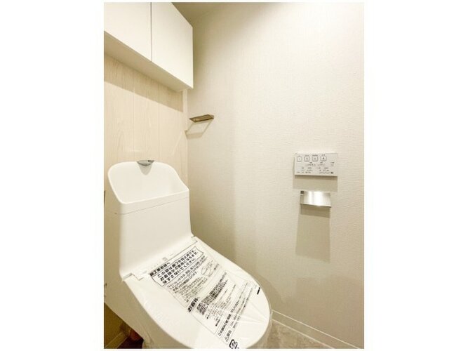 シンプルで清潔感のある温水洗浄便座付きのトイレスペースです!上部にはトイレットペーパーのストックや掃除用具をすっきりと隠して収納できる吊戸棚を完備♪毎日使う場所だからこそ快適性にこだわっています! シンプルで清潔感のある温水洗浄便座付きのトイレスペースです!上部にはトイレットペーパーのストックや掃除用具をすっきりと隠して収納できる吊戸棚を完備♪毎日使う場所だからこそ快適性にこだわっています!