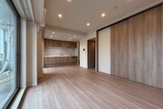 建物全体の雰囲気と合わせた色調と素材のリノベーション。居心地よくホッととできる空間です。