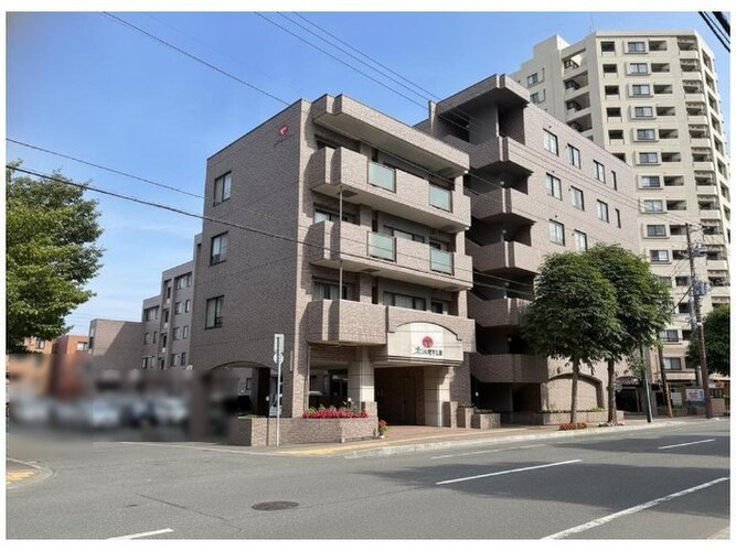 落ち着いた色合いの上質な外観デザインです！前面道路は歩道が整っており、小さなお子様とのお出かけや毎日の通勤・通学もスムーズに行えます。周辺環境も含めて快適にお過ごしいただけるマンションです♪