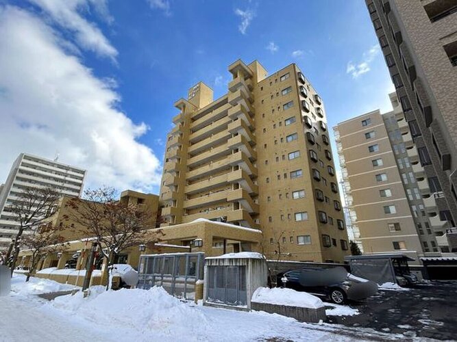青空に映える、落ち着いた色合いのしっかりとした佇まいのマンションです。周辺は綺麗に整備されており、防犯面や管理体制も行き届いているため、小さなお子様がいるご家庭でも毎日の生活を安心して送れます。
