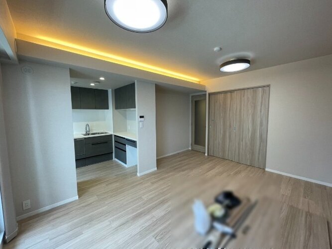 天井の間接照明がお部屋全体を優しく照らすリビング・ダイニングです！奥の洋室との間仕切りを開放すれば、さらに開放的な大空間として活用可能♪家族が自然と集まり、笑顔あふれる憩いの時間を楽しめます！