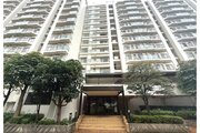 陽だまりの中でそよ風を感じる快適な空間。青空の下にその落ち着きのある外観を描き出します。