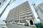 閑静な住宅街に佇むマンション。柔らかい色調とマットな素材が穏やかな雰囲気を奏でます。