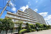 タイル貼りが映える、堂々とした佇まいのマルチストーリーマンションです。周辺の建物とも調和しており、お友達を自宅に招待する際にも目印として分かりやすく、愛着を持って長く住み続けられます♪