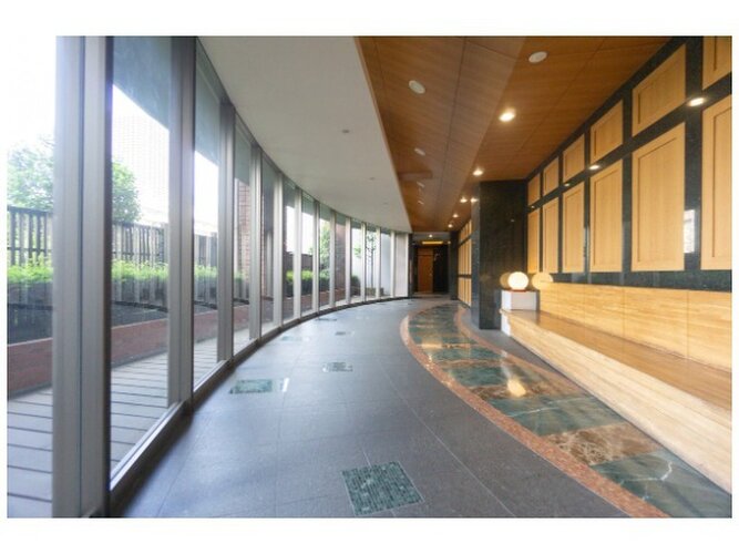 上質感漂う玄関へのアプローチ。居住者、訪れる方を優しく迎え、安らぎに満ちた生活空間を予感させます。