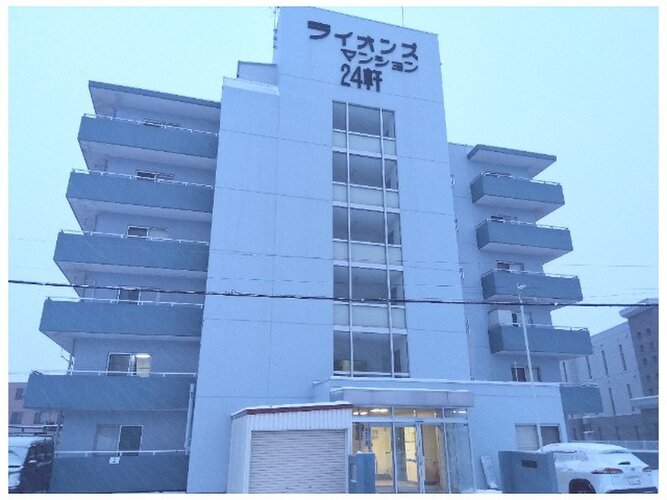 統一した色調でデザインされたマンションは周囲と調和した景観を生み出しています。