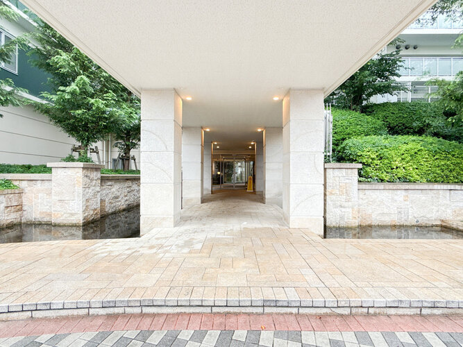 自然を身近に感じられる環境が整っており、毎日の通勤通学やお子様とのお散歩の際にも、四季折々の美しい風景にホッと癒やされます♪ 自然を身近に感じられる環境が整っており、毎日の通勤通学やお子様とのお散歩の際にも、四季折々の美しい風景にホッと癒やされます♪