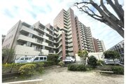 格調と静謐を強く息づかせたデザイン空間が、住む人や訪れる人を館内へとやさしくエスコートします。 格調と静謐を強く息づかせたデザイン空間が、住む人や訪れる人を館内へとやさしくエスコートします。