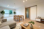 大きなソファやダイニングテーブルを置いてもゆとりのあるリビングです！明るい木目調のフローリングが心地よく、家族全員でテレビを囲みながらゆったりと寛げる開放感たっぷりの空間が広がります♪