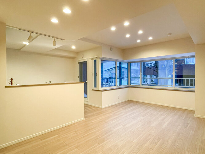 2面に大きな窓が配置された、角部屋ならではの明るいリビングです!夕方まで照明をつけなくても自然な明るさがキープでき、心地よい風が通り抜けます。お部屋のどこにいても家族の気配を感じられる空間です! 2面に大きな窓が配置された、角部屋ならではの明るいリビングです!夕方まで照明をつけなくても自然な明るさがキープでき、心地よい風が通り抜けます。お部屋のどこにいても家族の気配を感じられる空間です!