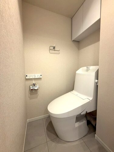 【トイレ】トイレットペーパーやサニタリー用品の収納に便利な吊戸棚付 【トイレ】トイレットペーパーやサニタリー用品の収納に便利な吊戸棚付