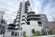 鮮やかな緑を効果的に纏った外観。爽やかな風がそよぐ心温まるお部屋へ優しく誘います。