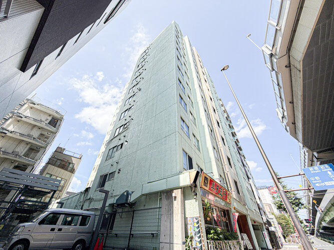 統一した色調でデザインされたマンションは周囲と調和した景観を生み出しています。
