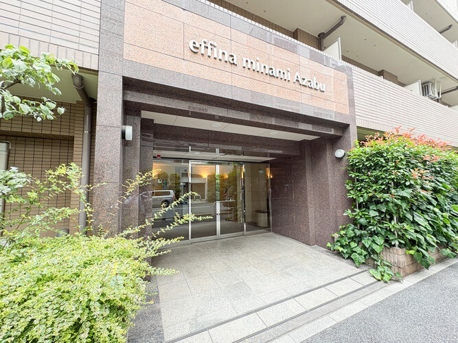あたたかな陽射しの差し込む明るいエントランス。都会の喧騒からはずれ、穏やかな心安らぐ時間が流れます。