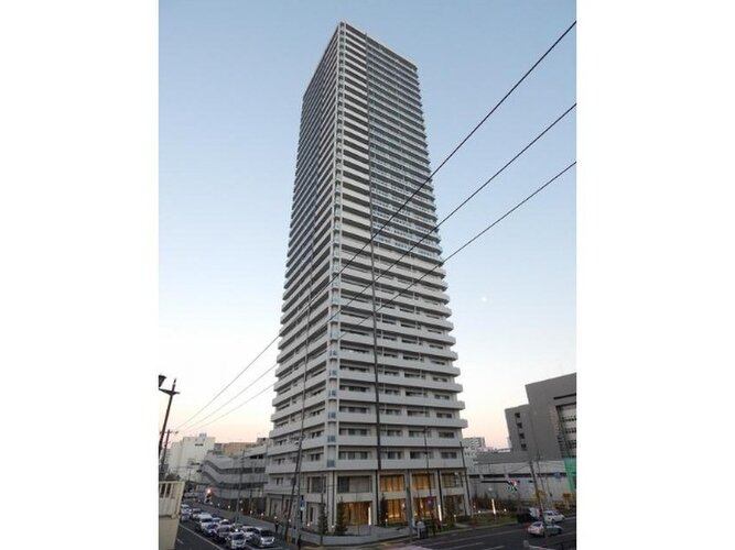 青空に美しく映えるスタイリッシュな高層タワーマンションです！周囲に視界を遮る建物が少なく、毎日の開放的な暮らしを予感させます♪お友達やご親戚を招待する際にも分かりやすく、自慢できる佇まいです！