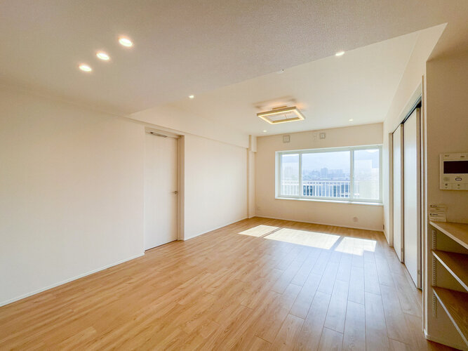 大きな窓からあたたかな陽光がたっぷりと差し込むリビングです！明るく開放的な空間で、お洗濯物を干したり取り込んだりする動線もスムーズ！心地よい光に包まれながら、家族みんなでのんびりお昼寝もできます♪