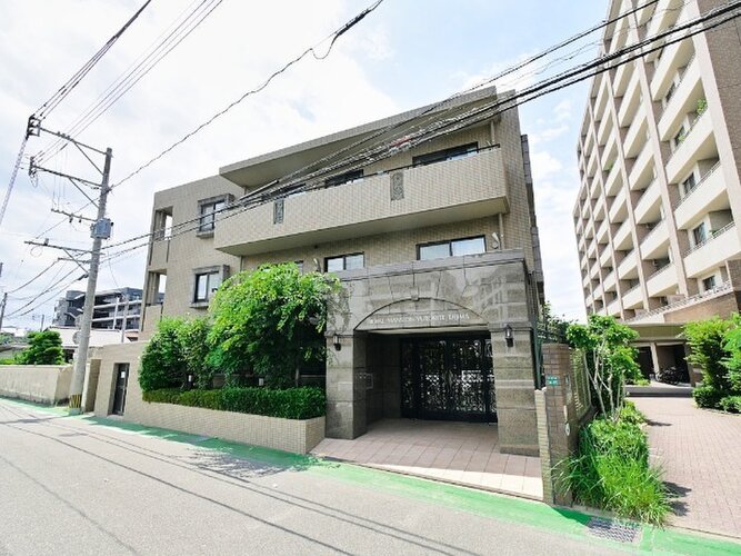 統一した色調でデザインされたマンションは周囲と調和した景観を生み出しています。