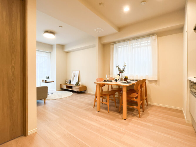 多くの光を取りこむＬＤＫは照明と質感の高いフローリングでスタイリシュに。より使いやすくより美しく♪