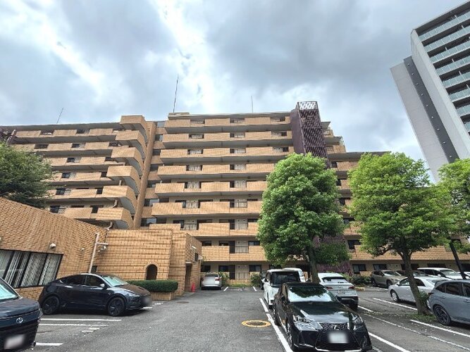 総戸数140戸。趣のある佇まいに合わせて室内をリノベーションしております。