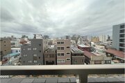 バルコニーからの眺望は、大通りに面しており目の前に視界を遮る建物がなく開放感があります。見晴らしが良く、たっぷりの陽光と風を室内に取り込める心地よいロケーションです。