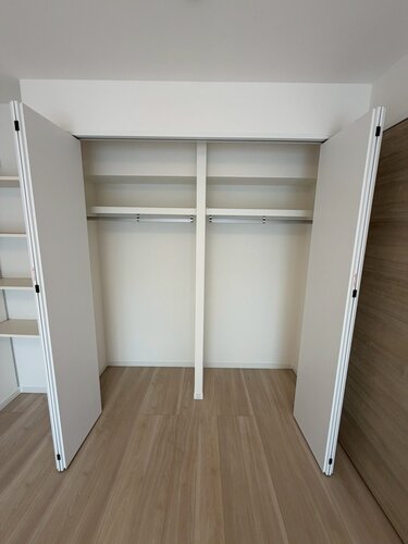 収納力豊富な幅広クローゼット