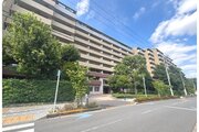 緑豊かな街路樹に囲まれた清潔感のあるマンション外観です！前面道路は歩道が綺麗に整備されており、幅も広いため小さなお子様とのお散歩やベビーカーでの移動も安心感を持ってスムーズに行っていただけます♪