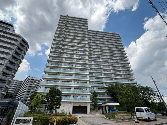青空に映えるスタイリッシュな外観デザインのマンションです！