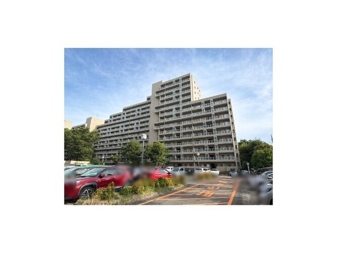 隙のないフォルムを包み込む植栽に囲まれたマンション。綺麗に手入れされております。