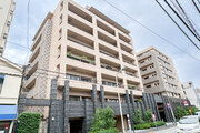 統一した色調でデザインされたマンションは周囲と調和した景観を生み出しています。 統一した色調でデザインされたマンションは周囲と調和した景観を生み出しています。