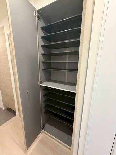 【トールタイプの下足入】収納力豊富なトールタイプの下足入が2つあります。