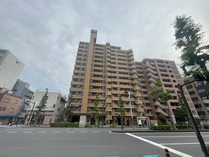 時の流れに色あせることのない瀟洒な外観。朝晩、1年365日、様々な表情を見せます。 時の流れに色あせることのない瀟洒な外観。朝晩、1年365日、様々な表情を見せます。