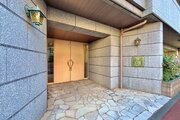 あたたかな陽射しの差し込む明るいエントランス。都会の喧騒からはずれ、穏やかな心安らぐ時間が流れます。