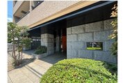石造りの重厚感あるエントランスは毎日の帰宅時に安心感を与えてくれます！