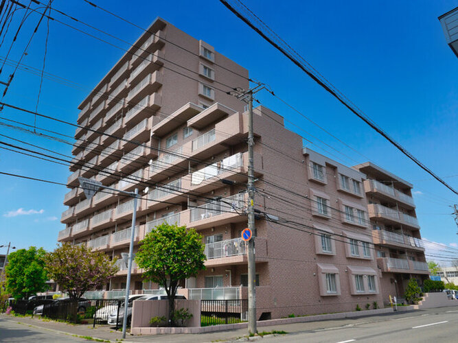 落ち着いたブラウン系のタイル貼りが美しい、重厚感のある佇まいのマンションです！周辺は整備された歩道があり、小さなお子様とのお散歩も安心の環境。管理体制もしっかりしており、毎日の生活を支えます！