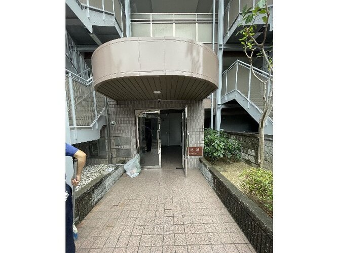 閑静な住宅街に佇むマンション。柔らかい色調とマットな素材が穏やかな雰囲気を奏でます。 閑静な住宅街に佇むマンション。柔らかい色調とマットな素材が穏やかな雰囲気を奏でます。